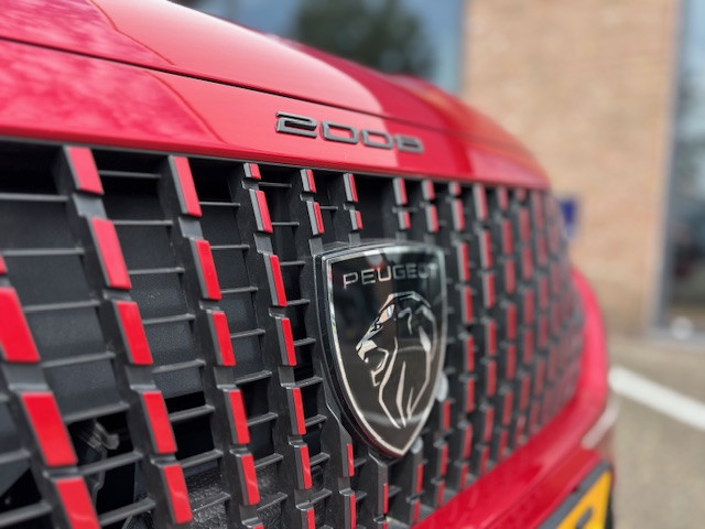 Peugeot 2008 allure 1.2 pt-100pk navigatie | apple carplay & android auto |