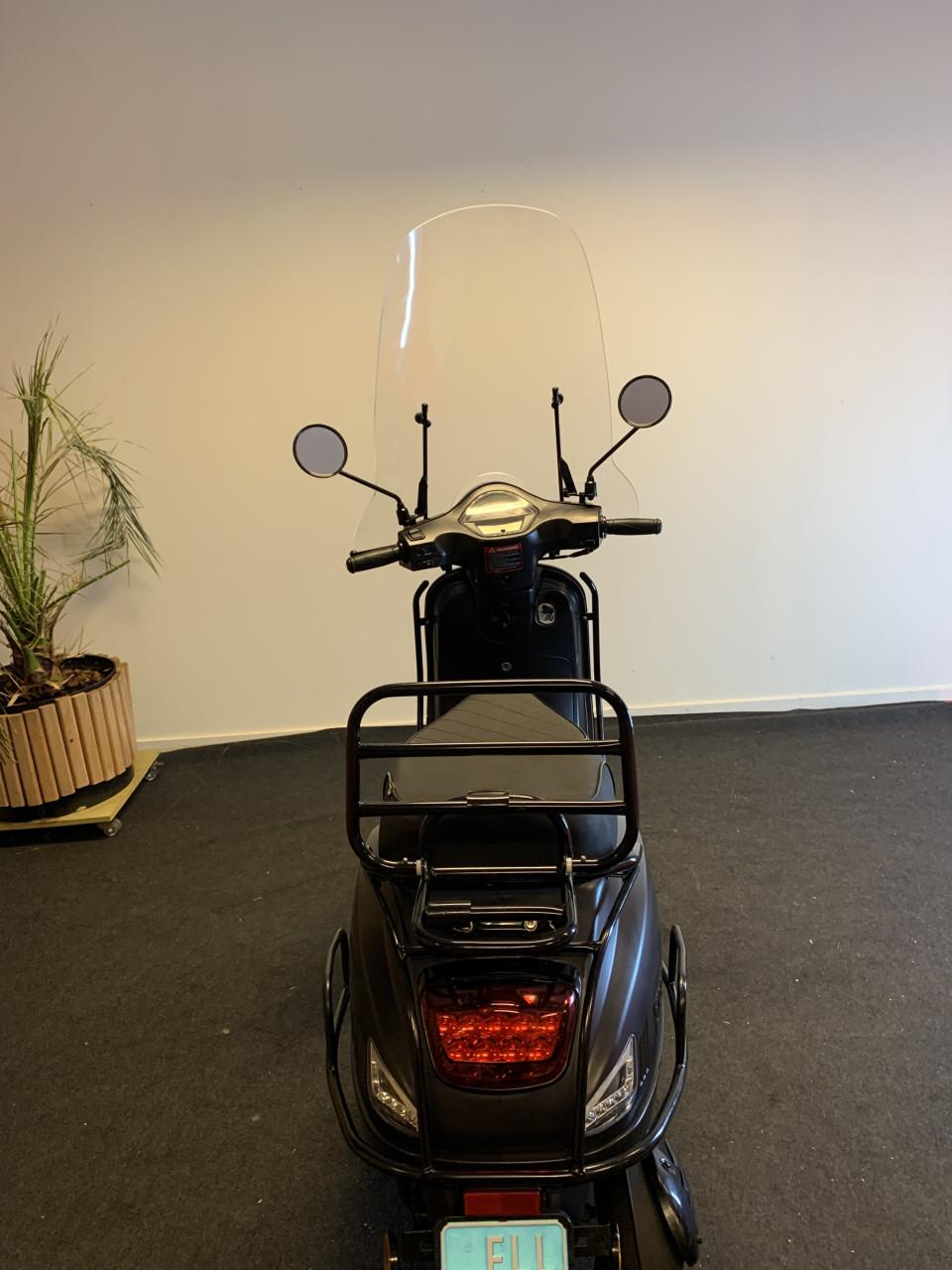 AGM VX 50 MET WINDSCHERM EN VALBEUGELSET NU 895,= RIJKLAAR