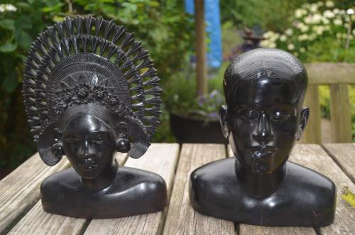 2 Balinese beelden 'hem en haar'.