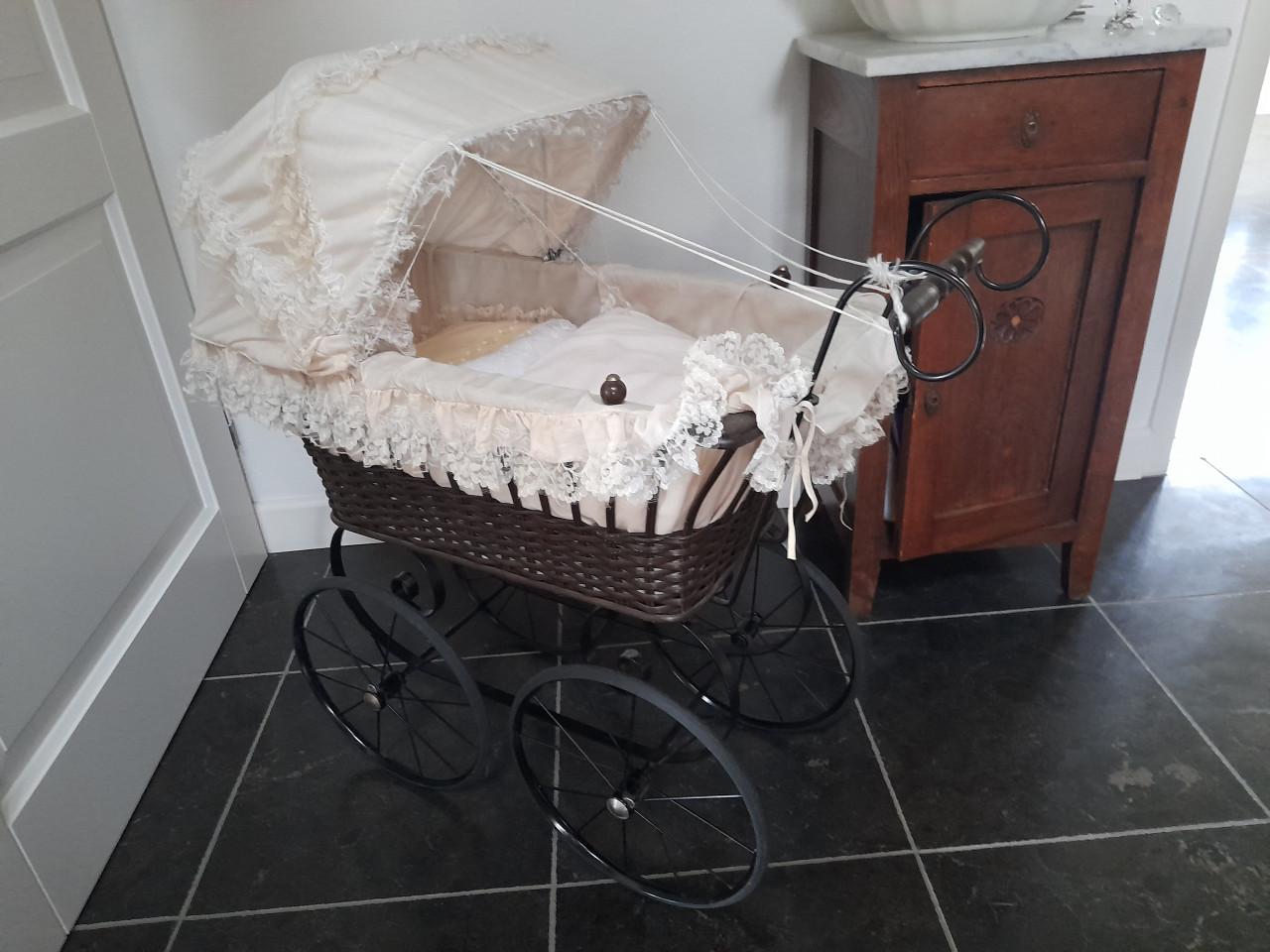 Antieke kinderwagen (in goede staat )