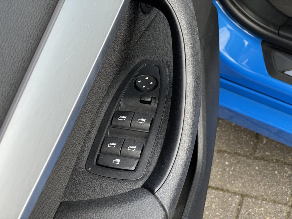 BMW X1 sdrive18i high executive m sport | trekhaak afneembaar | sportstoele