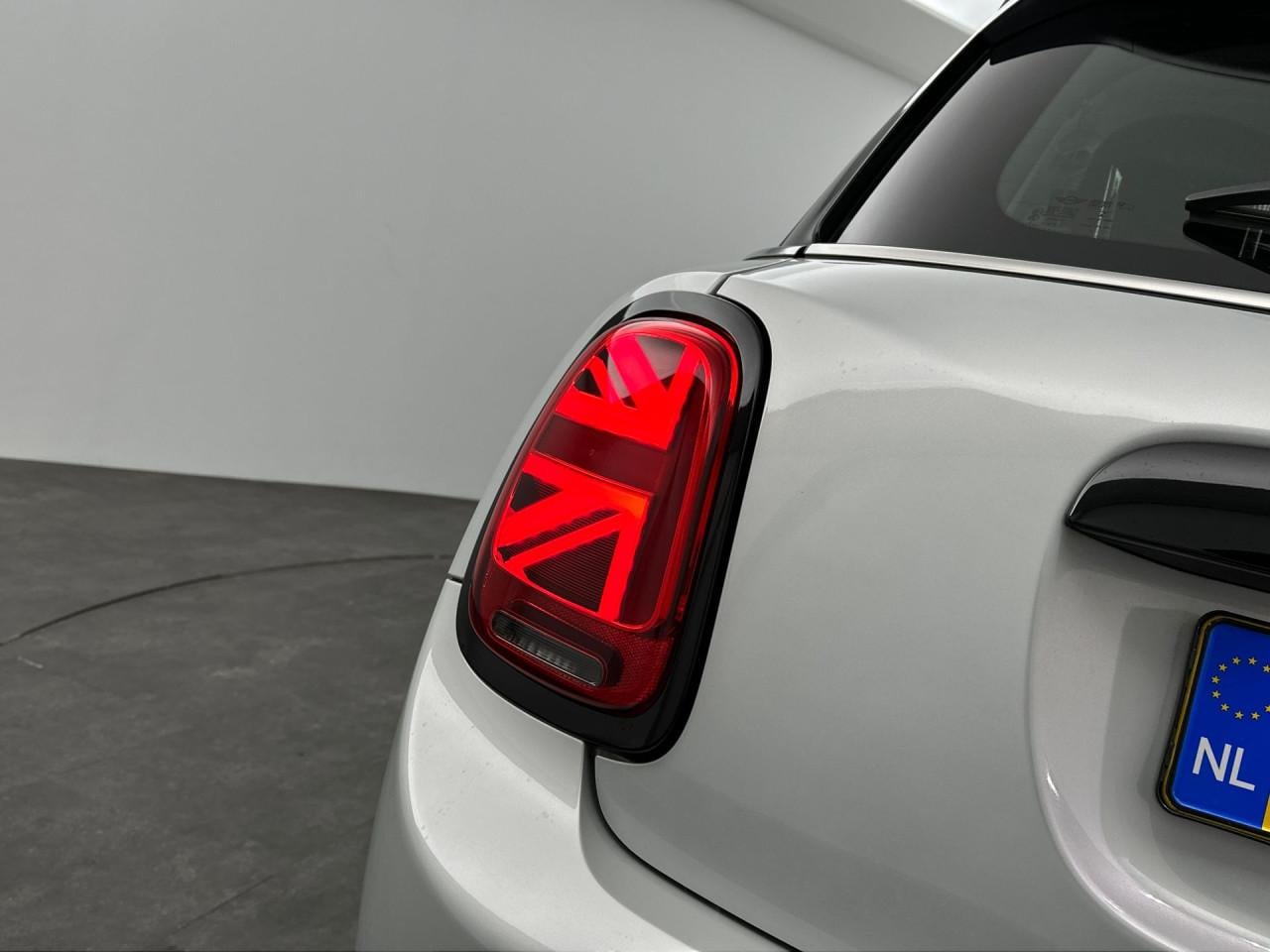 Mini Cooper 5 deurs in zeer nette staat in de kleur white-silver metalic