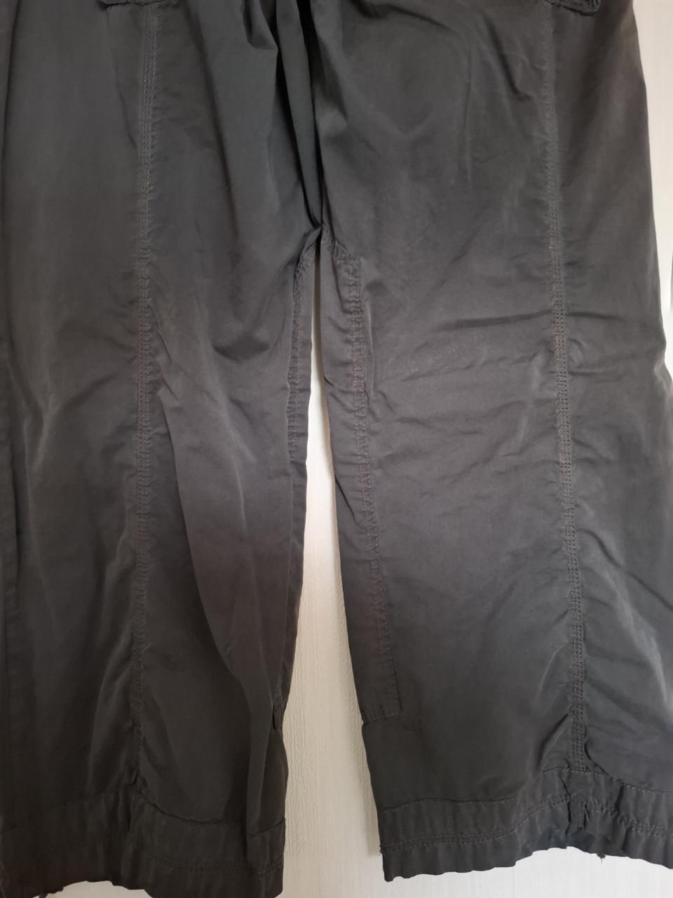 Didi broek met extra zakken en strikdetails. Grijszwart. Maat 44.