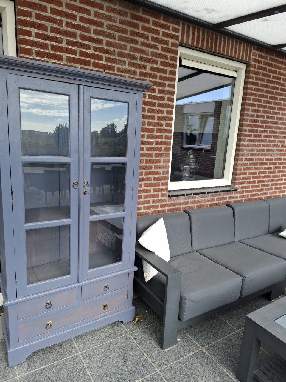 Blauw/grijze vitrine kast