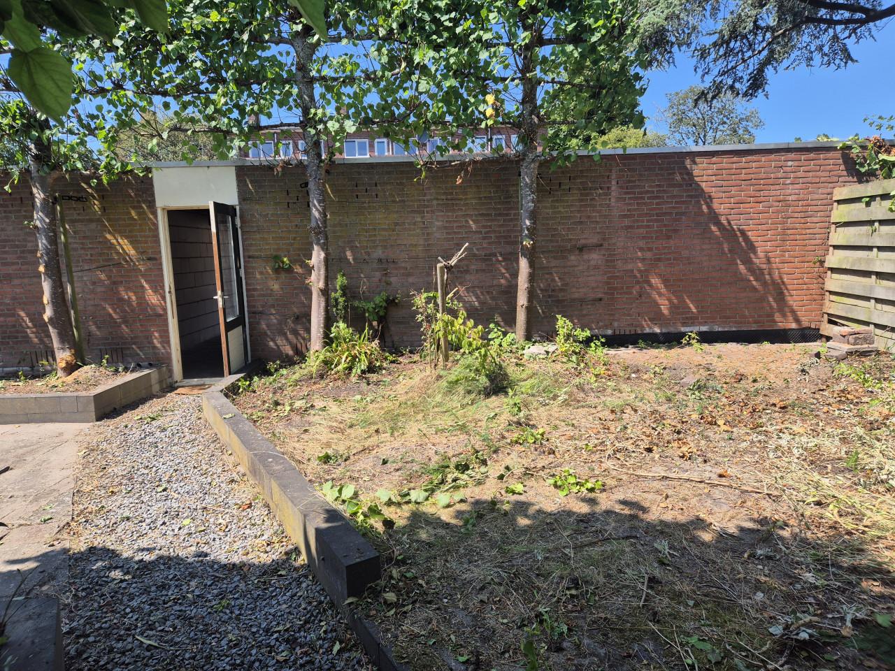 Te huur garagebox/ opslagruimte met stuk grond