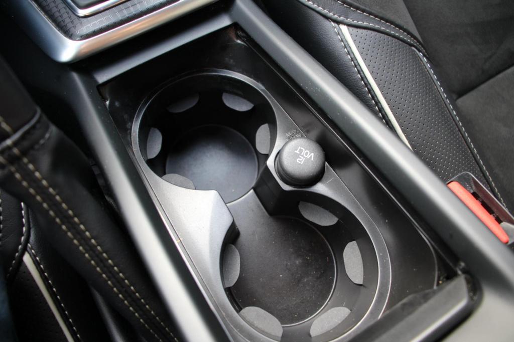 Volvo V40 2.0 t2 r-design - leder/alcantara - harman kardon - led - navi - 