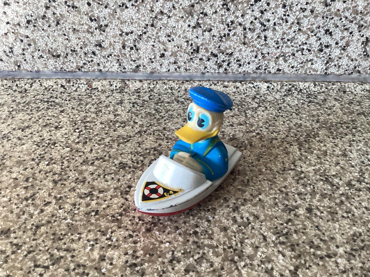 Donald Duck in bootje. Merk: Guisval.   Spanje.