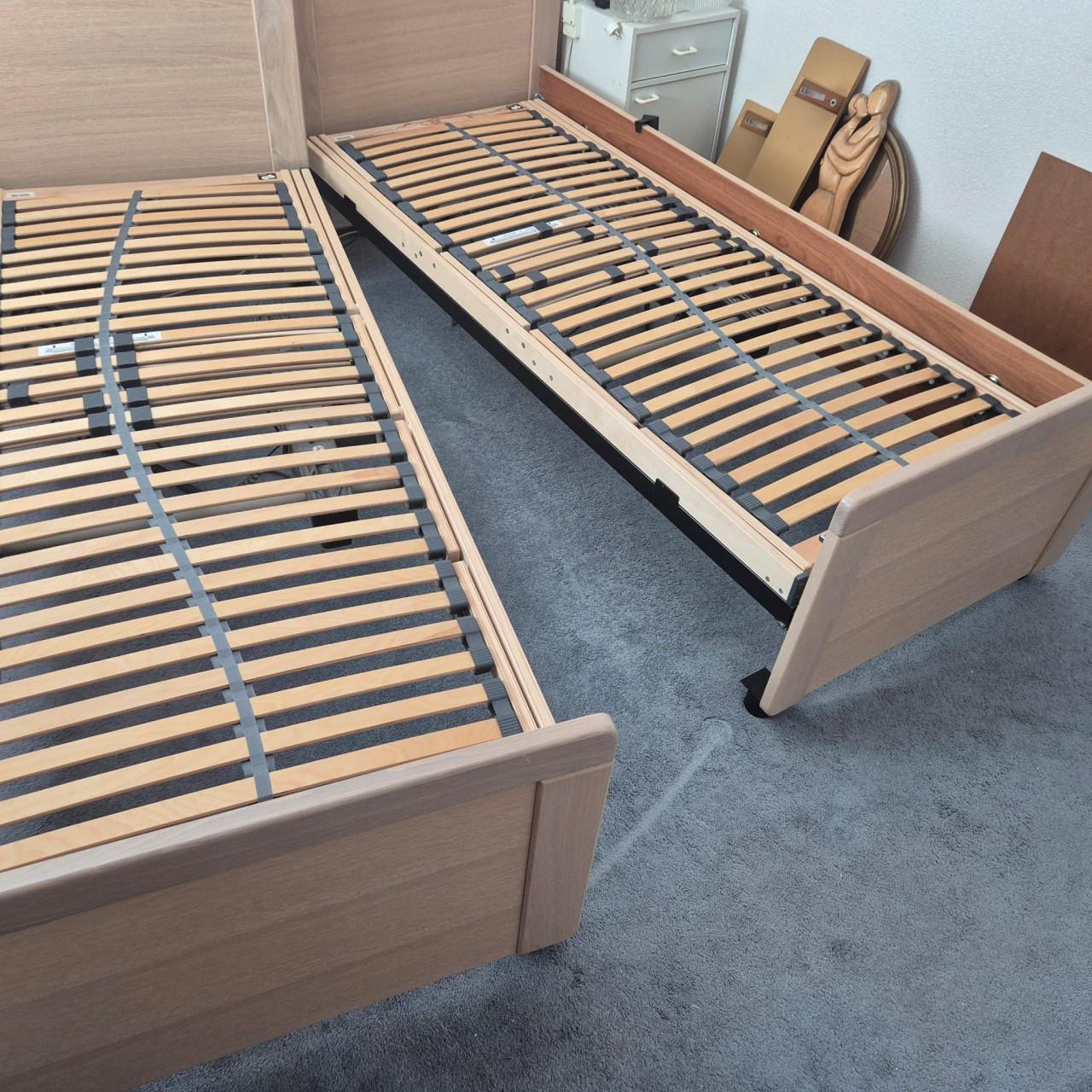 Senioren bed met elektrisch verstelbare lattenbodem