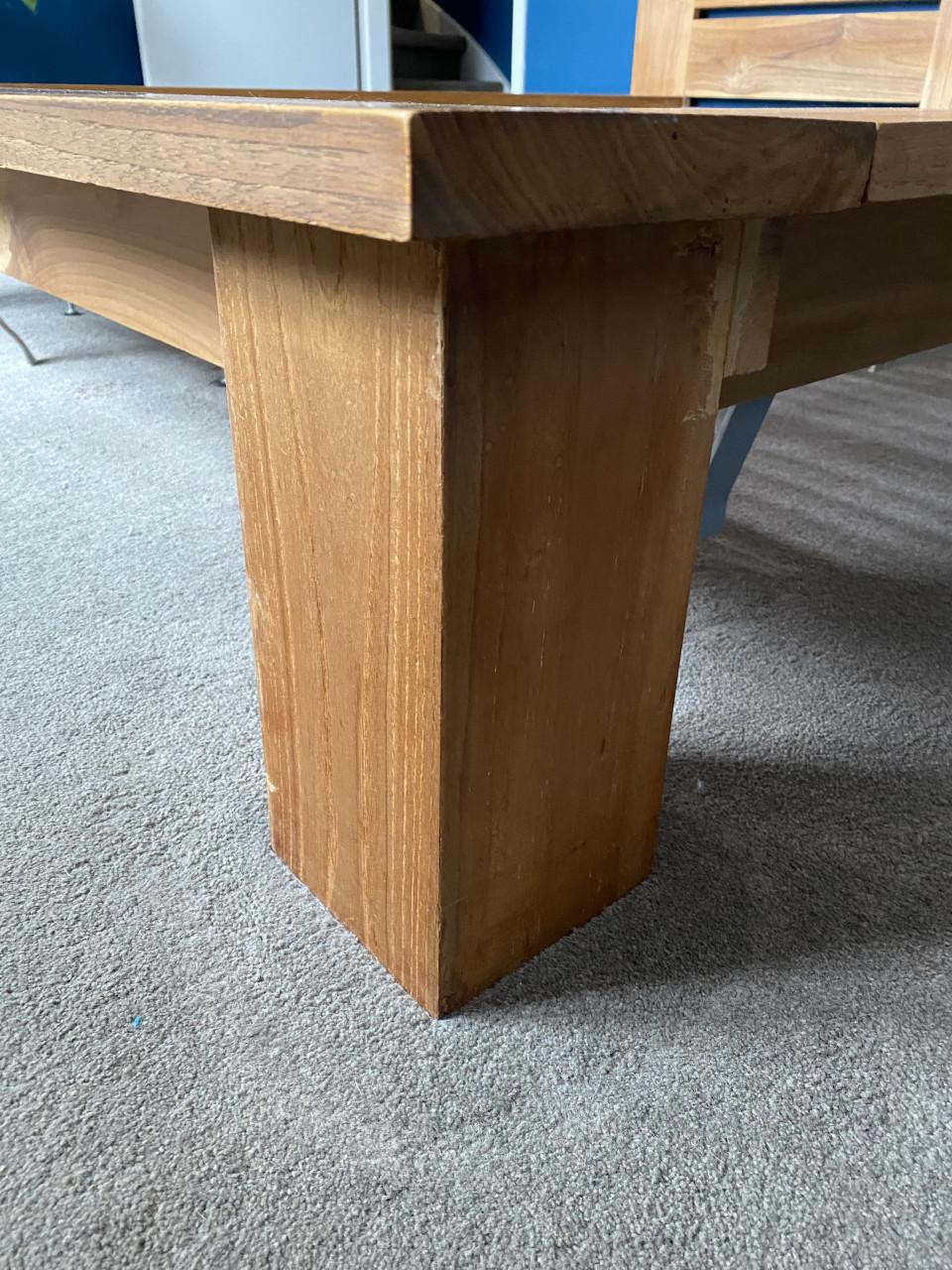 Tweepersoons teakhouten bed, elek verstelbaar, nachtkastjes