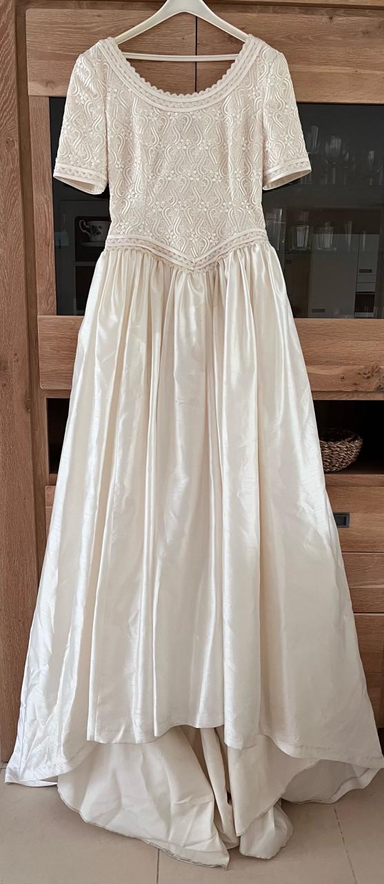 Bruidsjurk maat 40 in ivoor kleur.