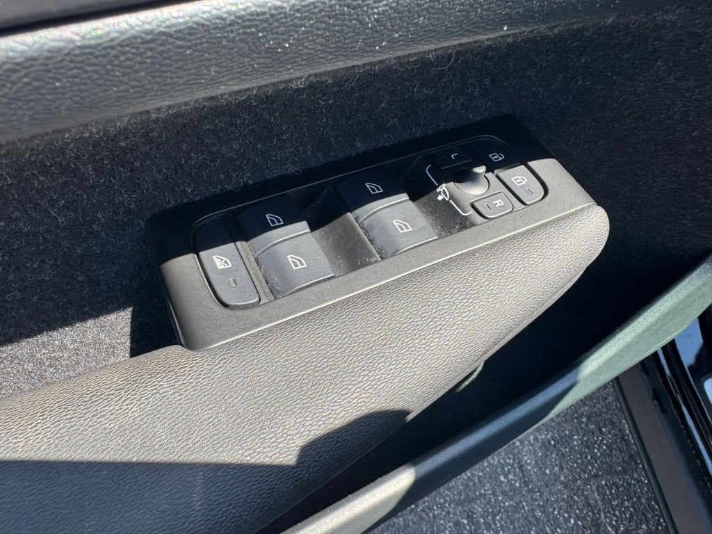 Volvo XC40 1.5 t4 recharge r-design black edition