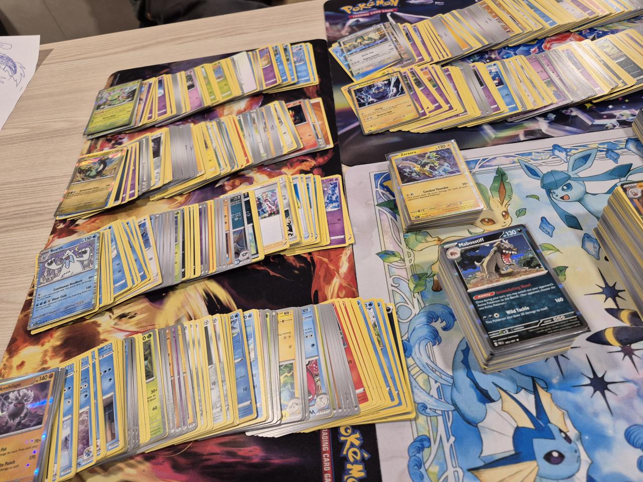 Mooie partij van 800+ pokemon kaarten. Glimmende & normale