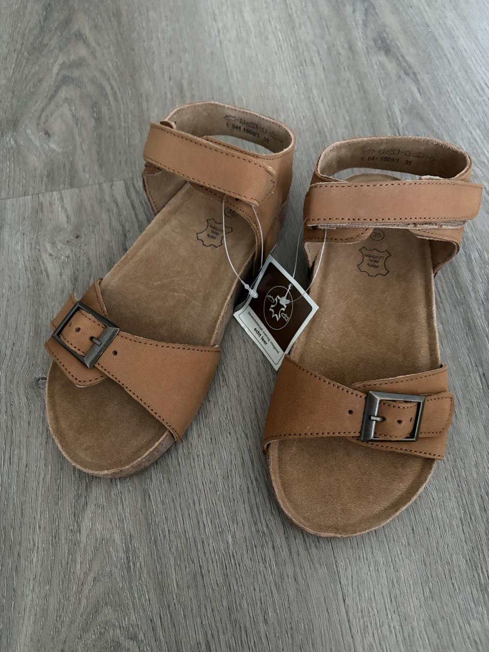 Sandalen maat 35.