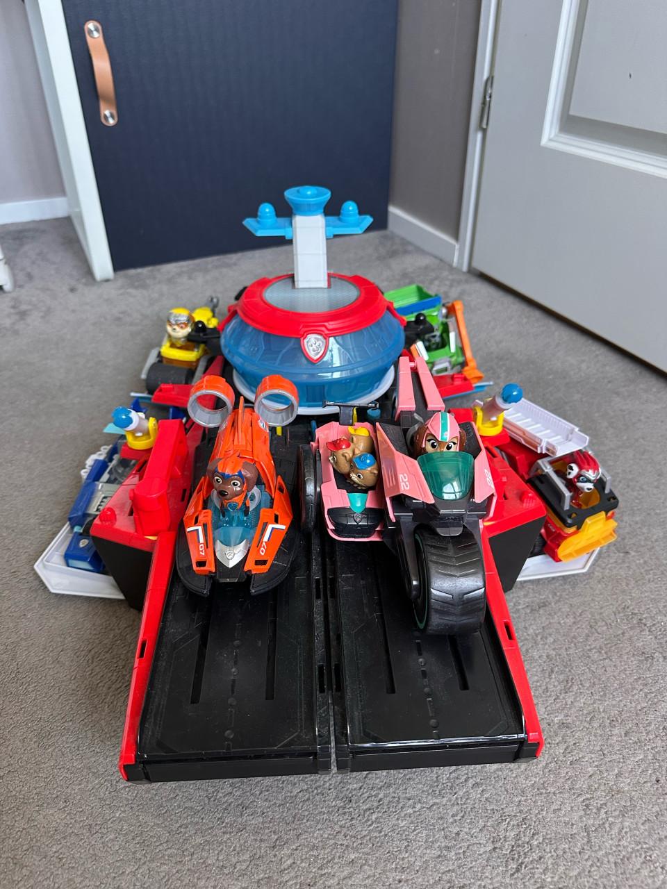 Paw patrol vliegdekschip hoofdkwartier met voertuigen en pups