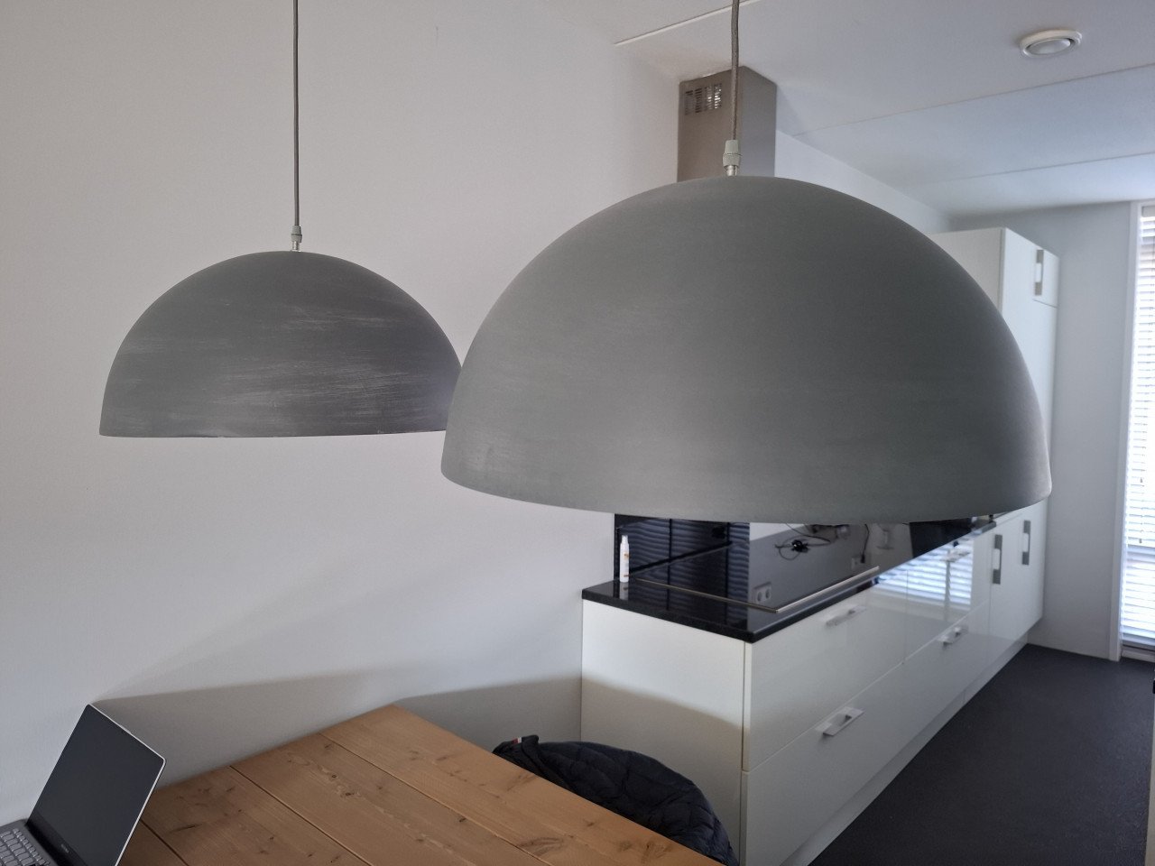 Twee hanglampen mat grijs, led
