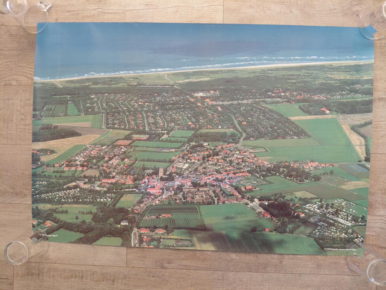 Luchtfoto Oostkapelle. Posterformaat 90× 60 cm