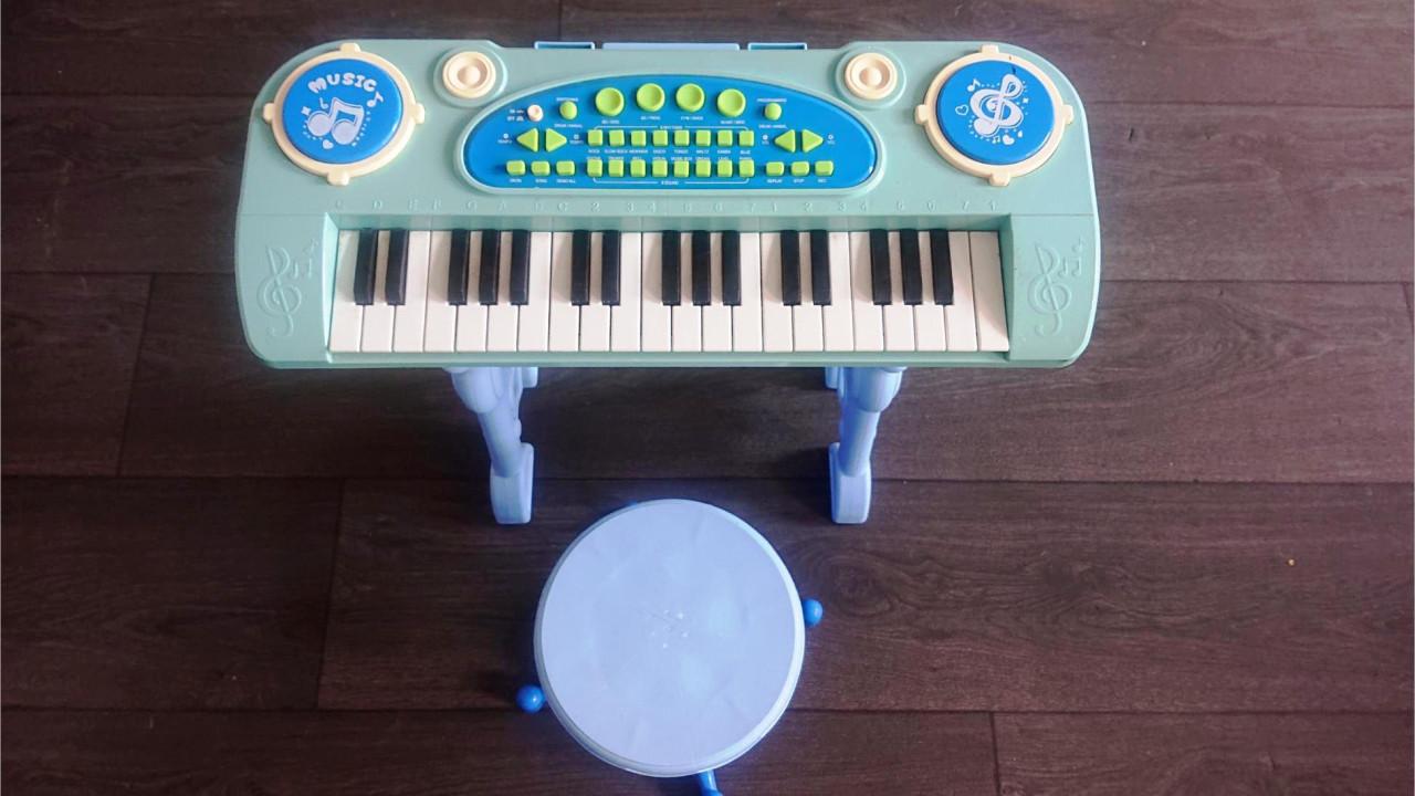 Blauwe kinder piano met krukje