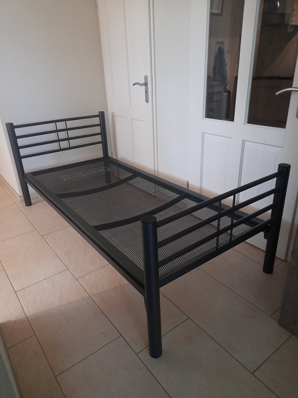 Metalen 1 persoons bed 90 x 200 (in goede staat )