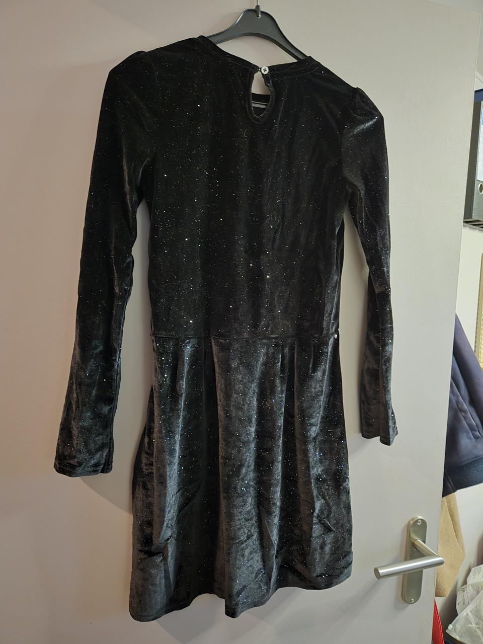 Zwarte fluwelen jurk met glitter en gouden zakdetails, Hema maat 158-164