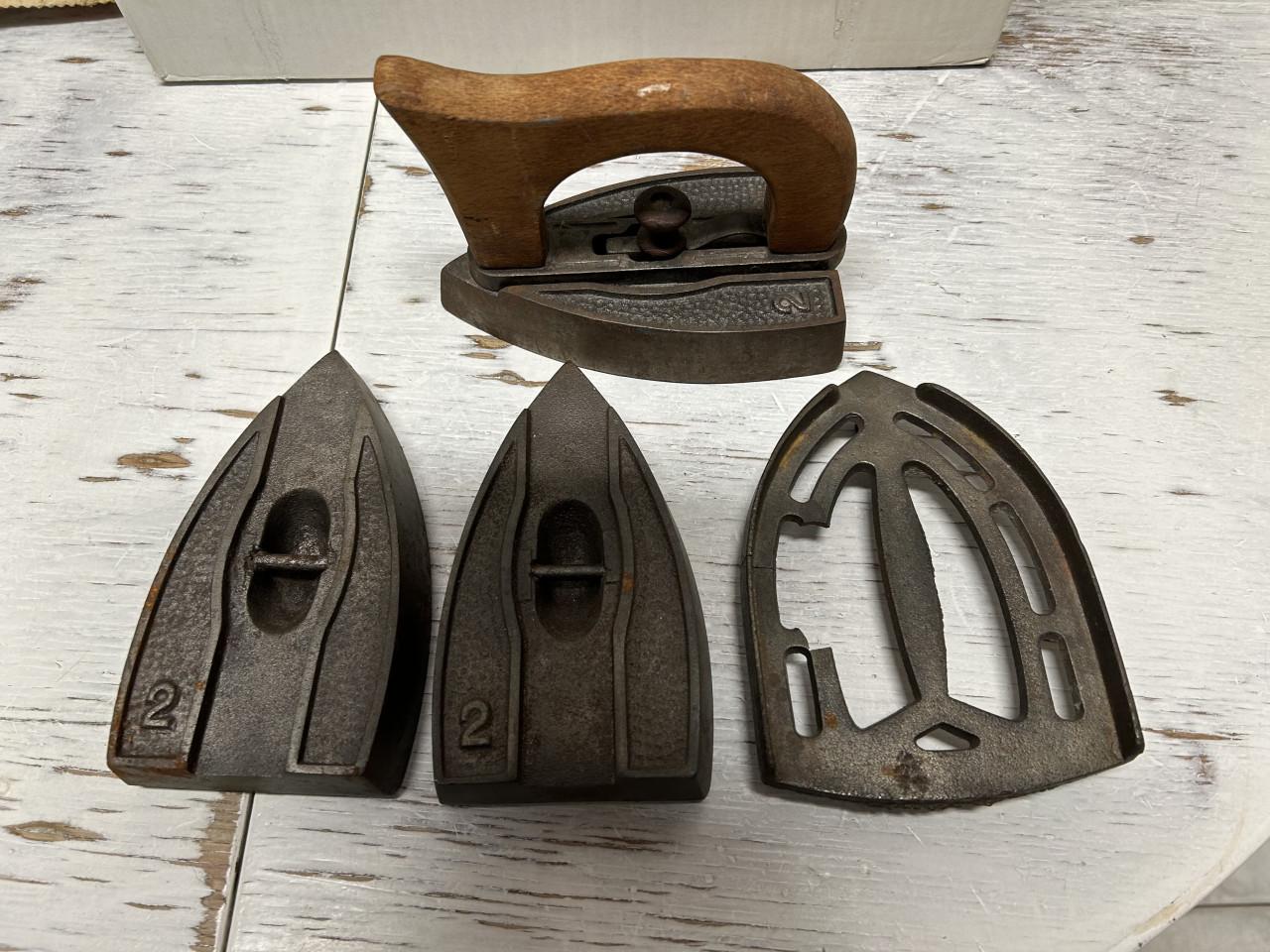 Antiek strijkijzer,  met losse platen