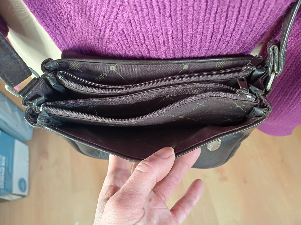 Praktisch schoudertasje, leuk formaat donkerbruin PU leer