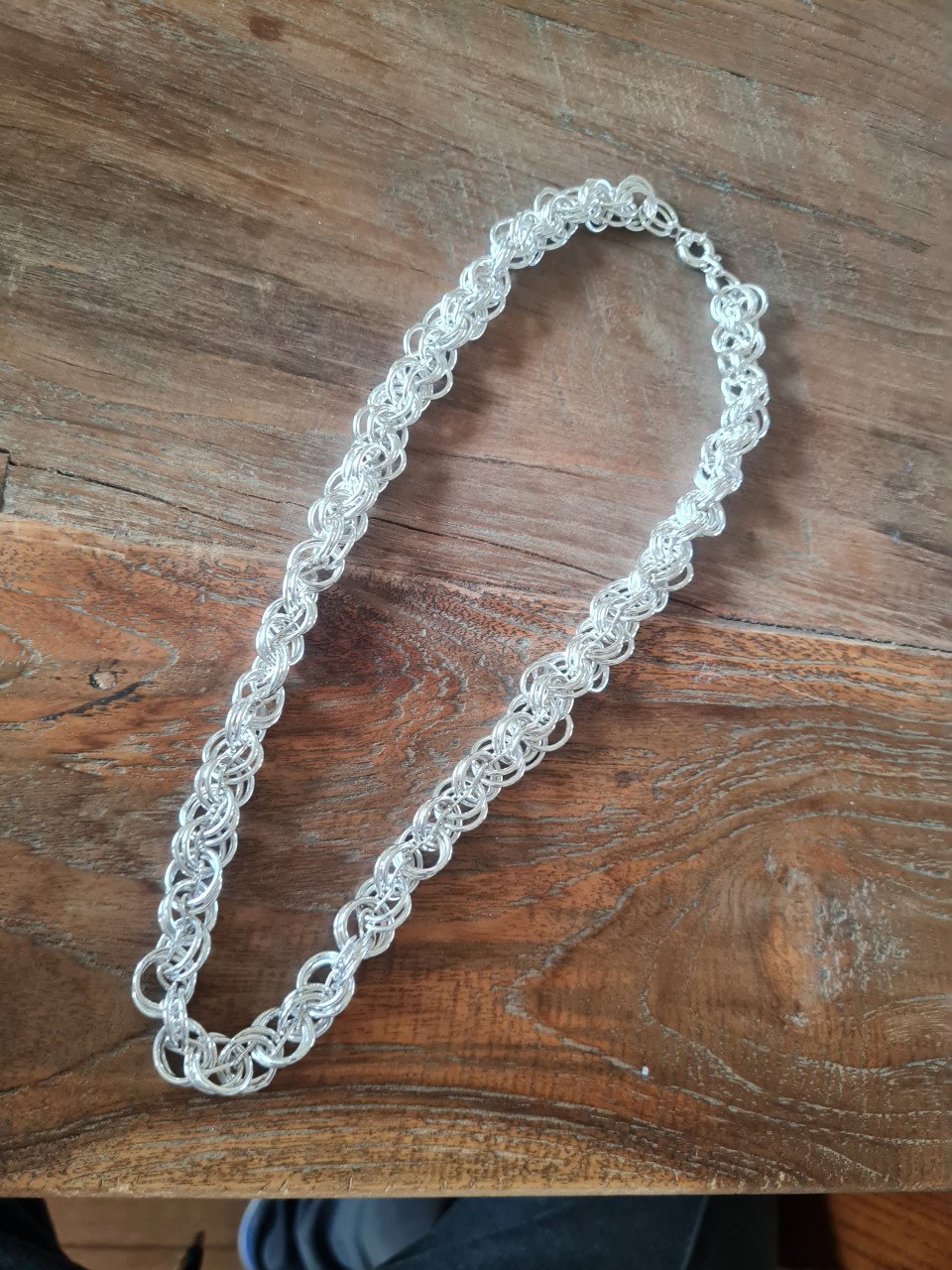 Zilvere ketting met een fantasy schakel.