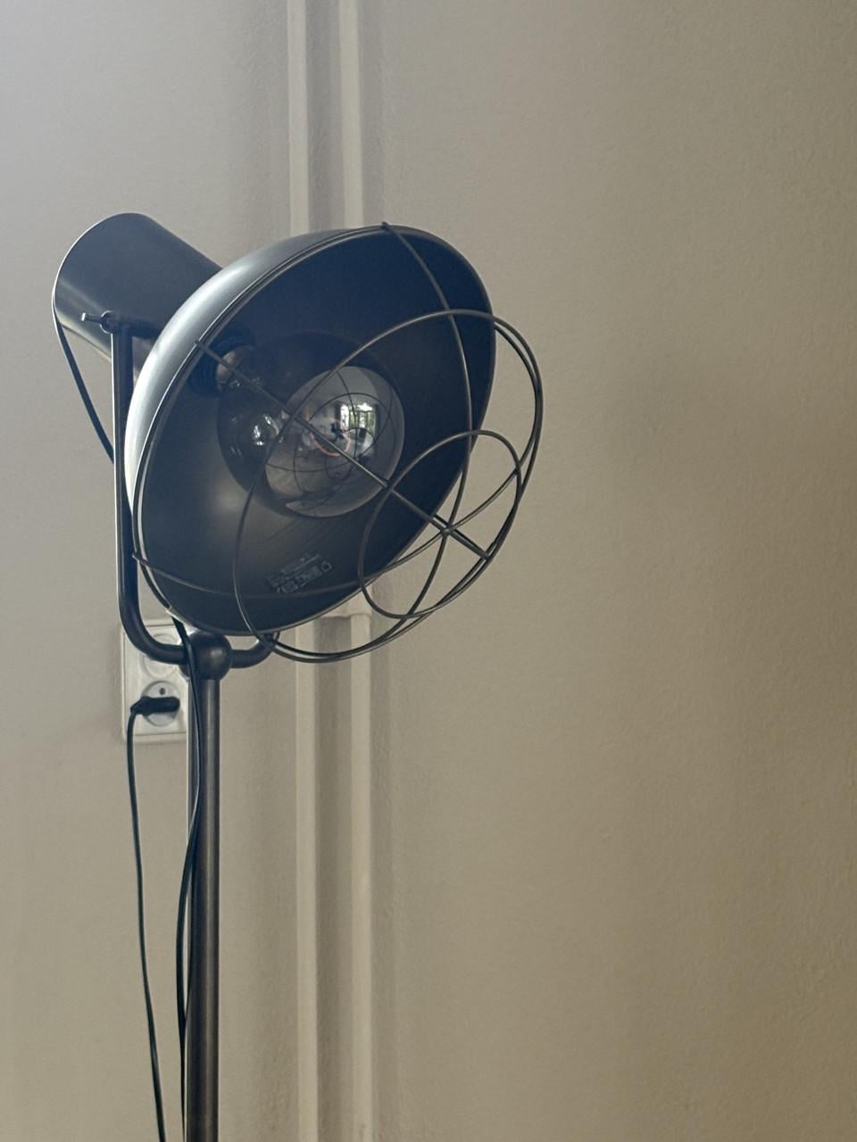 Industieele lamp op voet