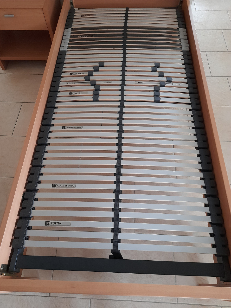 Degelijk 1 Persoons bed met nachtkastje (in goede nette staat)  90 x 200