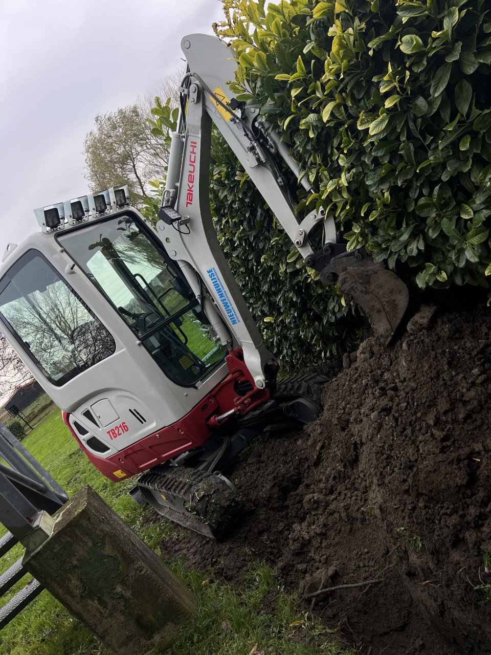 Graafwerk | Tuin afgraven | minigraver met machinist