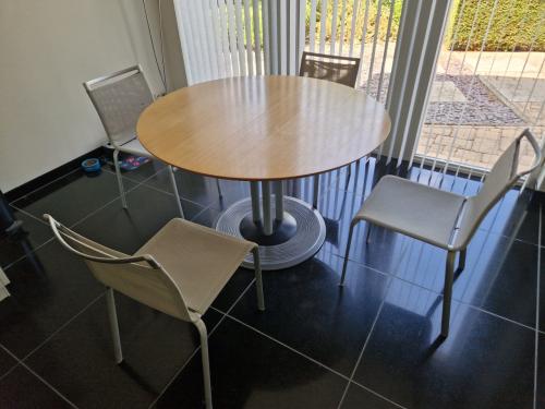Leolux Trias eetkamertafel, uitschuifbaar.