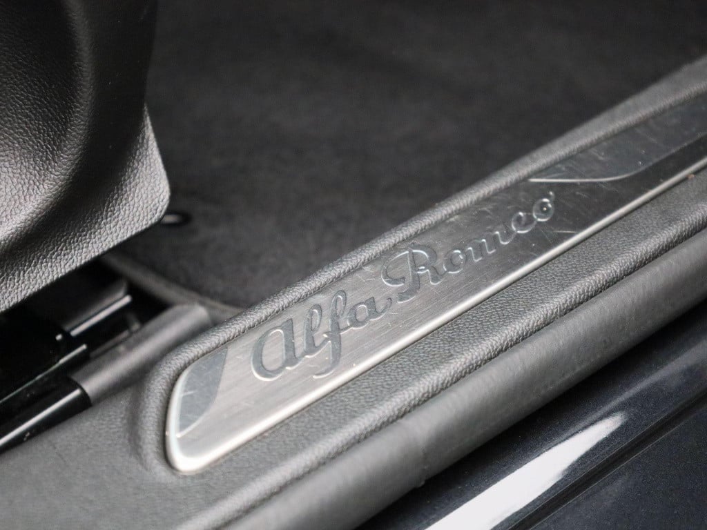 Alfa Romeo Giulia 2.0t sprint | lmv | automaat | parkeer sensoren | camera 