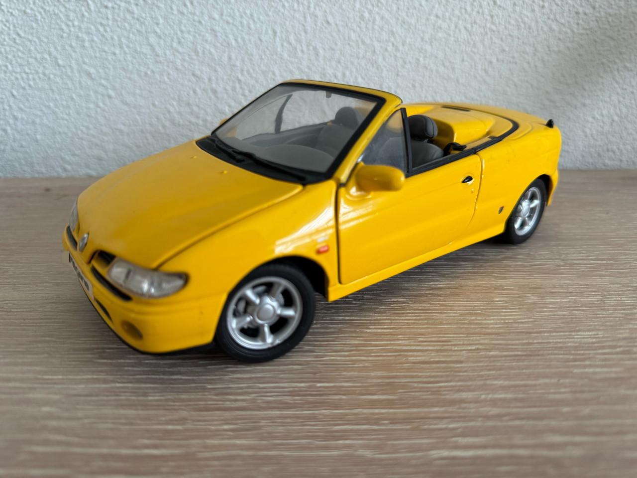 Schaalmodel Gele Renault Mégane Coupé Cabrio 1:18