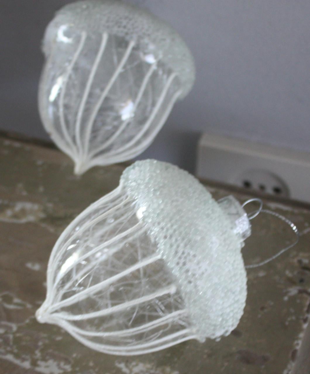 Set van 2 glazen kerstballen transparant eikels
