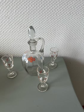 Glazen karafje met glaasjes