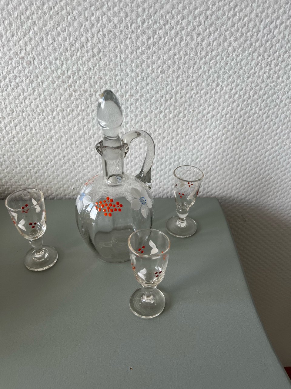 Glazen karafje met glaasjes