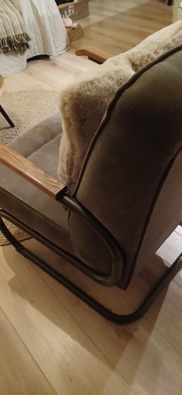 Olijfgroene fauteuil met suede look in prima staat.