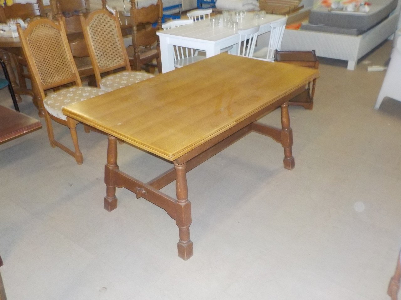 Midden eiken verlengbare tafel 85 x 245 cm + 4 stoelen opruimprijs