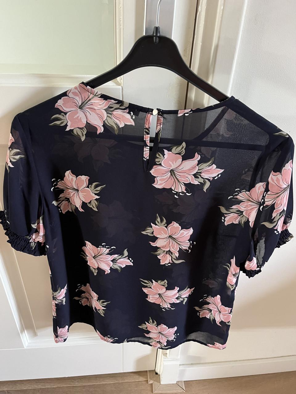 Pieces shirt iets doorschijnend