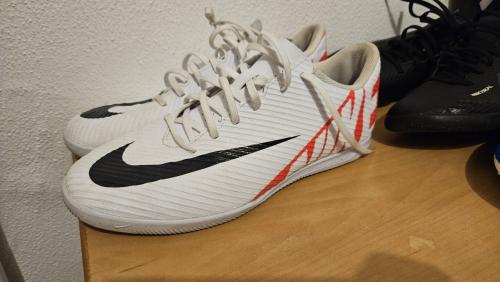 (zaal) sportschoenen Nike maat 40,5