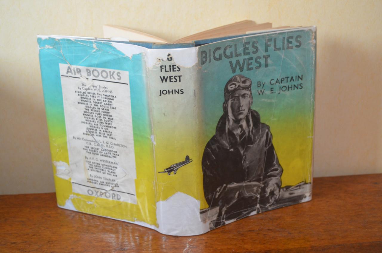 Diverse 'Pyramid' Biggles 80 - 90 jaar oud!