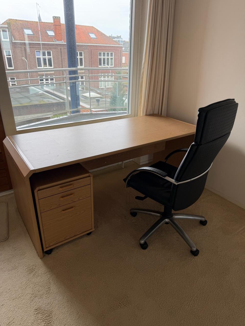 Bureau met bureaustoel