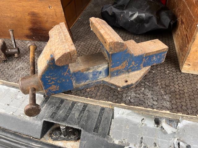 2 Bankschroeven, Parallelele