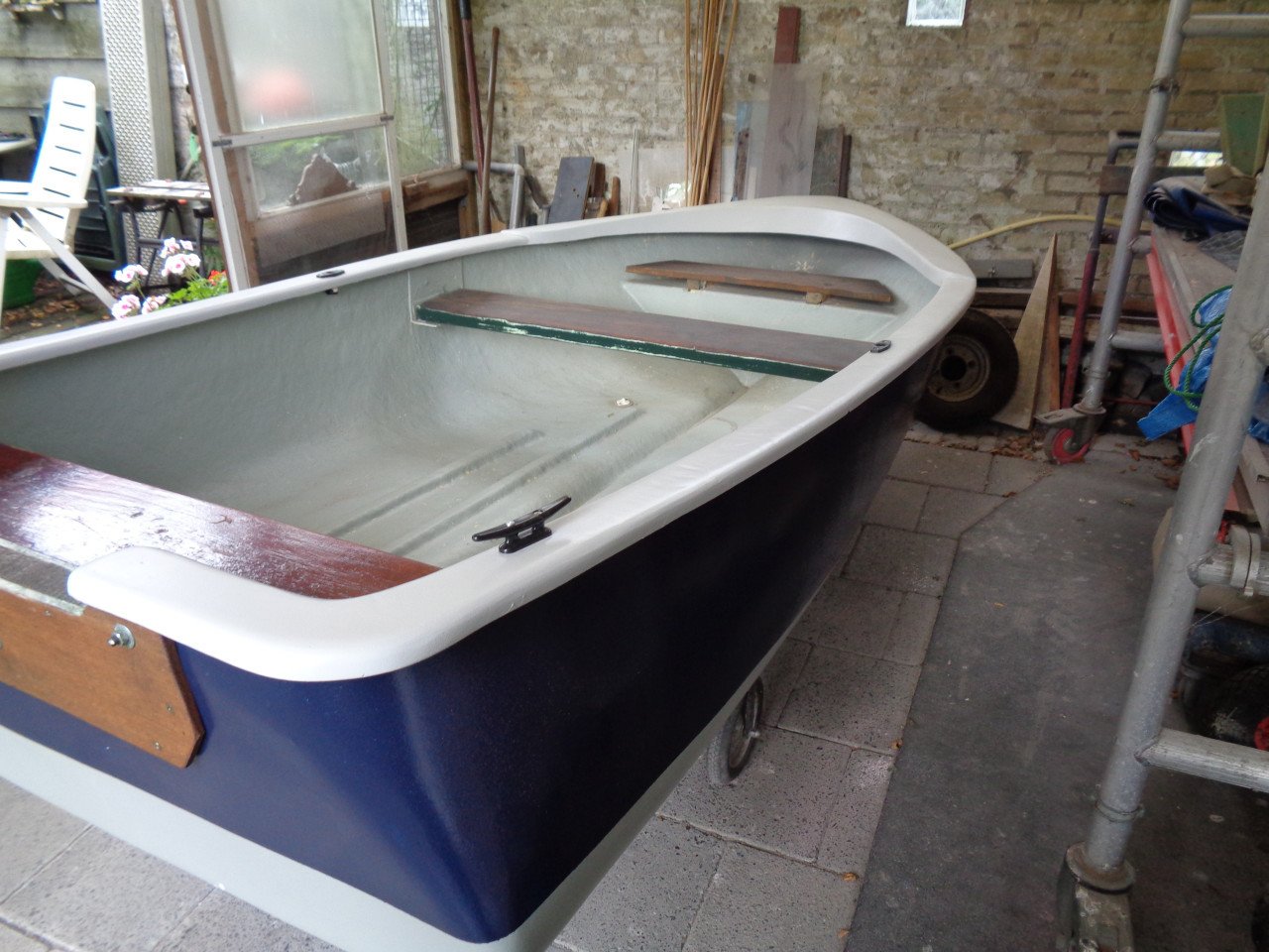 Polyester vis/roeibootje eventueel met 12v fluistermotor.