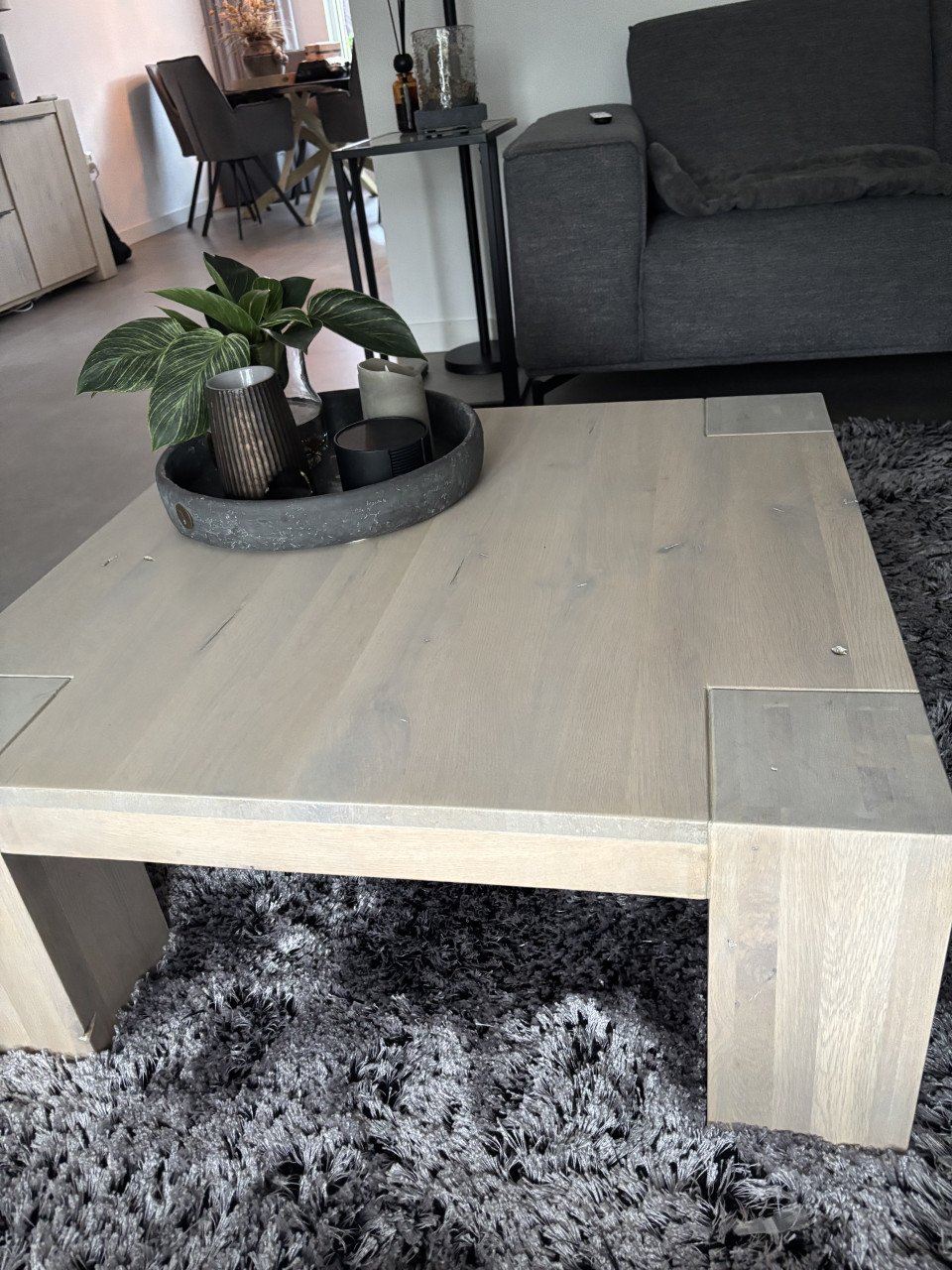 Eettafel met stoelen en salontafel