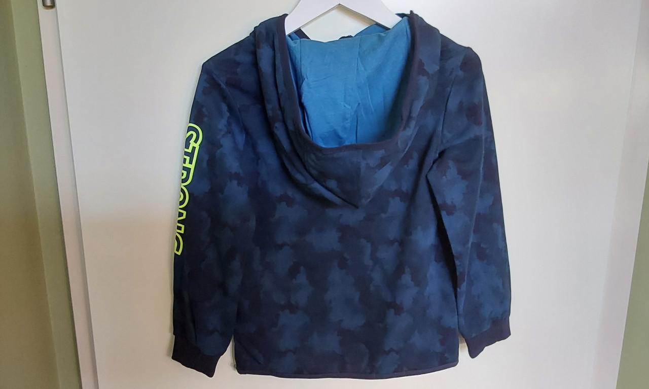 Donkerblauwe sweater met capuchon van het merk s.Oliver in maat 116/122