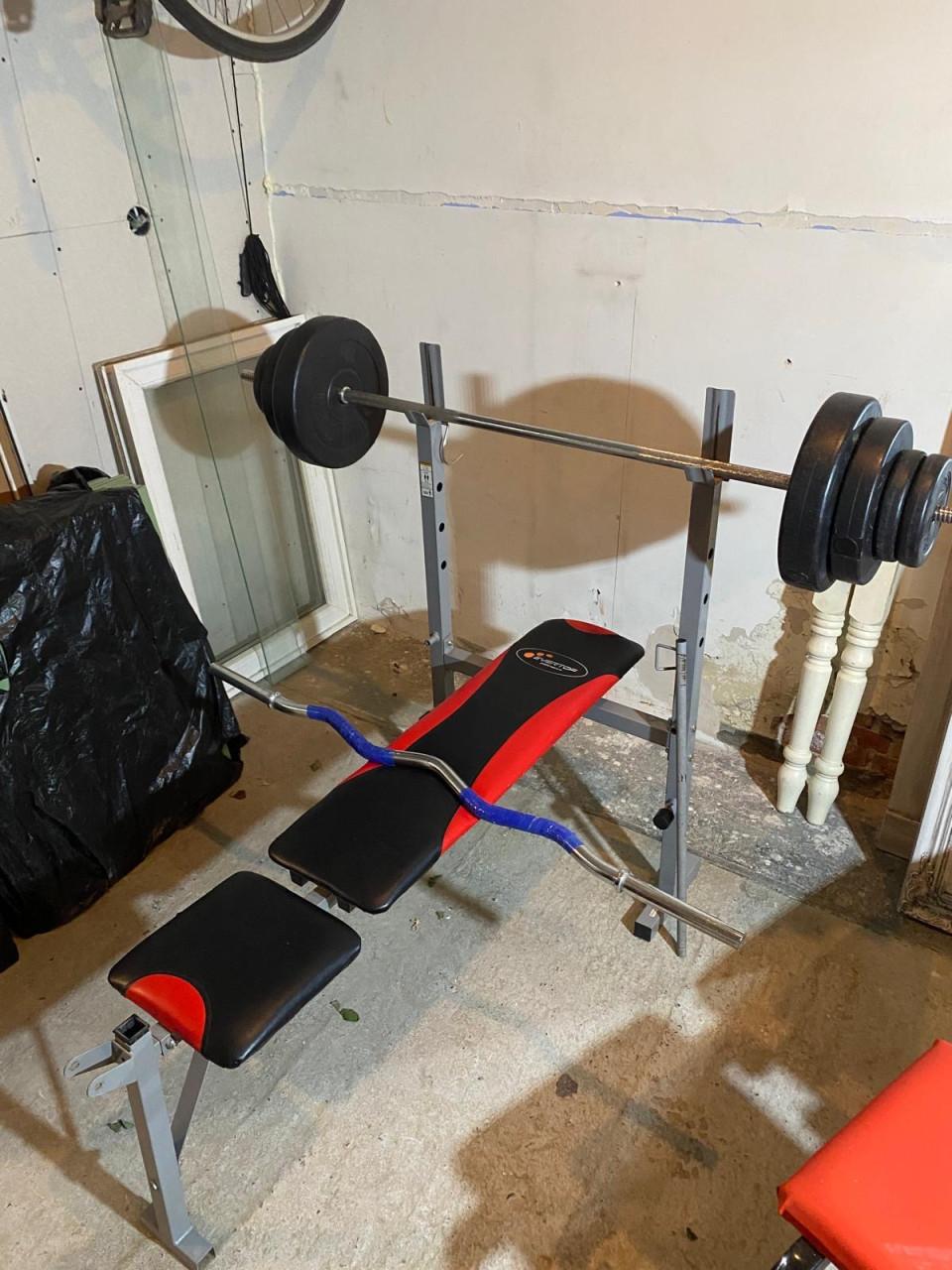 Set bench en gewichten (35kg) + 2 barbells (kort en lang, allebei 6kg)