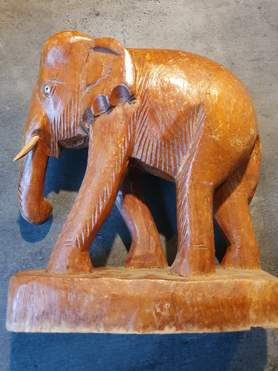 Leuke antieke houten olifant, handgemaakt in mooie staat aangeboden...