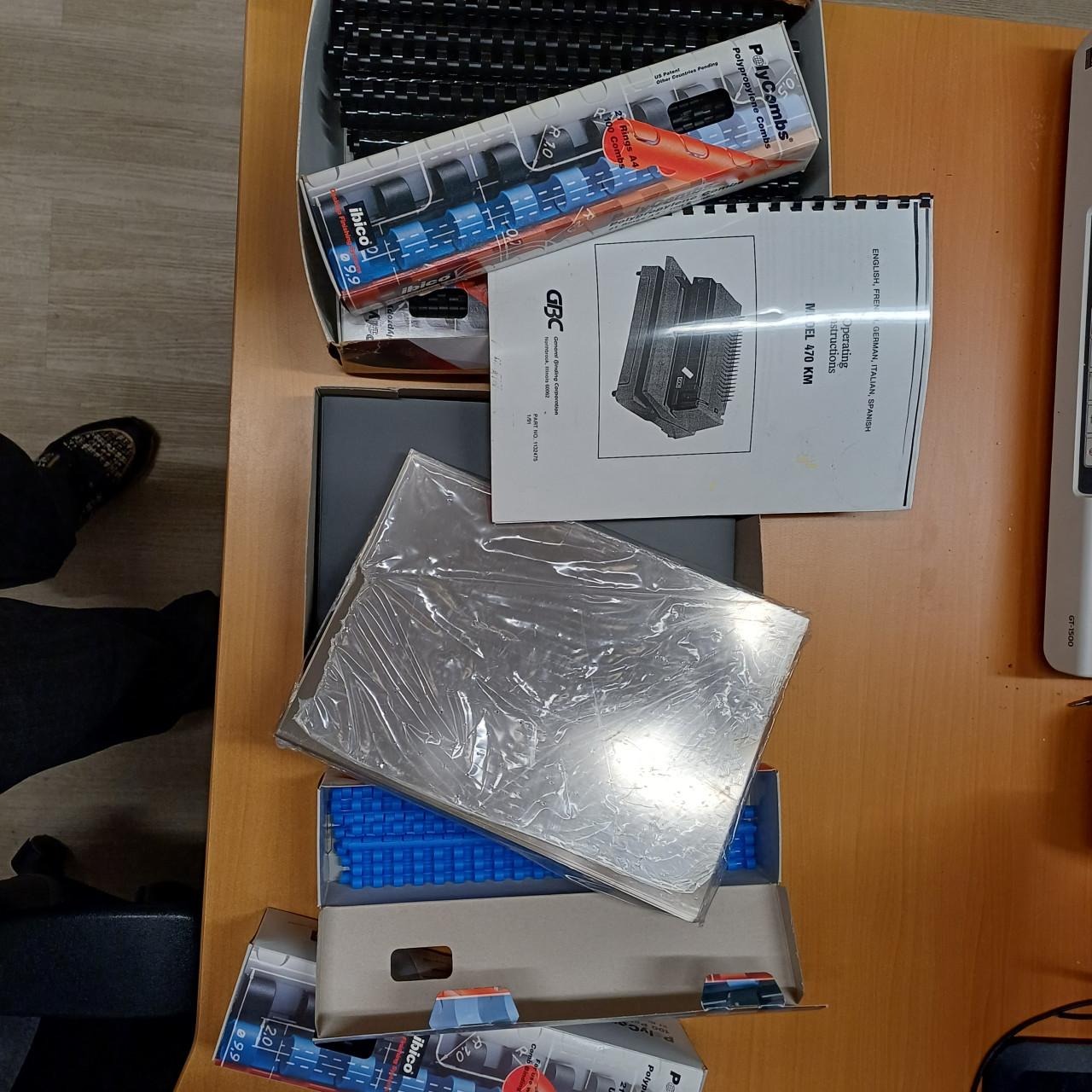 Inbindmachine (GBC model 470 KM) voor je eigen mappen te maken