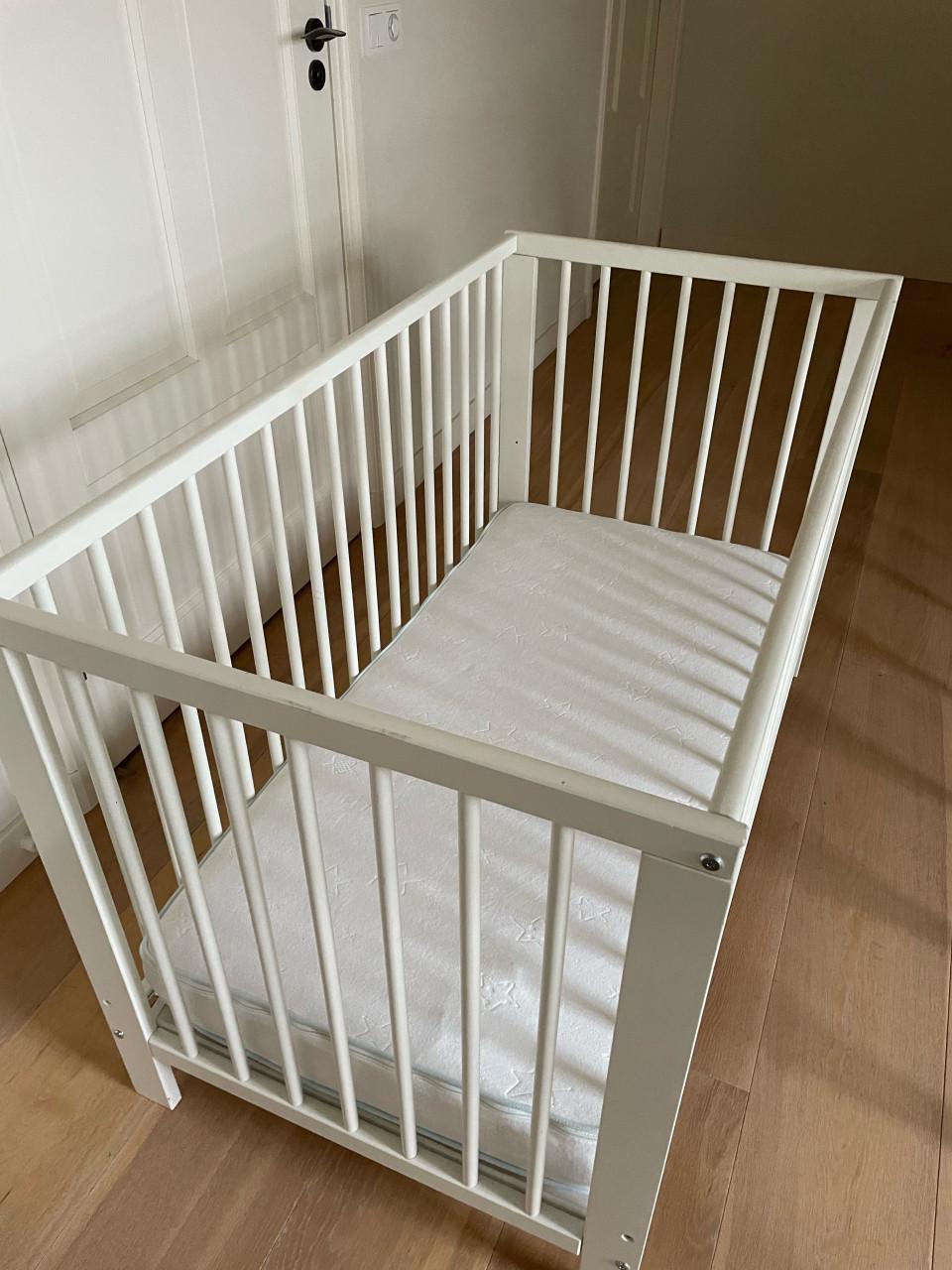 Babybedje met extra lage zijkant en matrasje