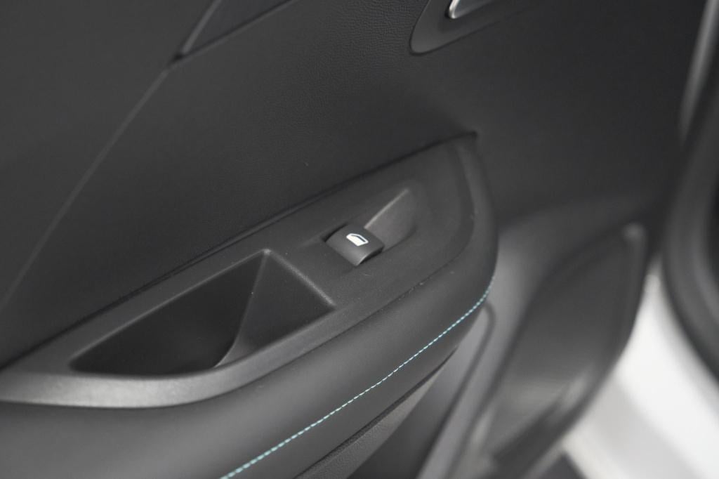 Peugeot 2008 puretech 130 eat8 allure pack | camera | parkeersensoren | key